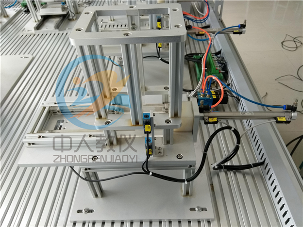 工業機器人與智能視覺系統應用實訓裝置,機器人實訓臺，大供料單元